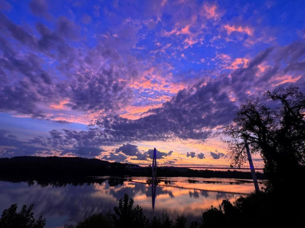 Riversuite1 - A Mesmerizing River And Bridge View. Russell Экстерьер фото